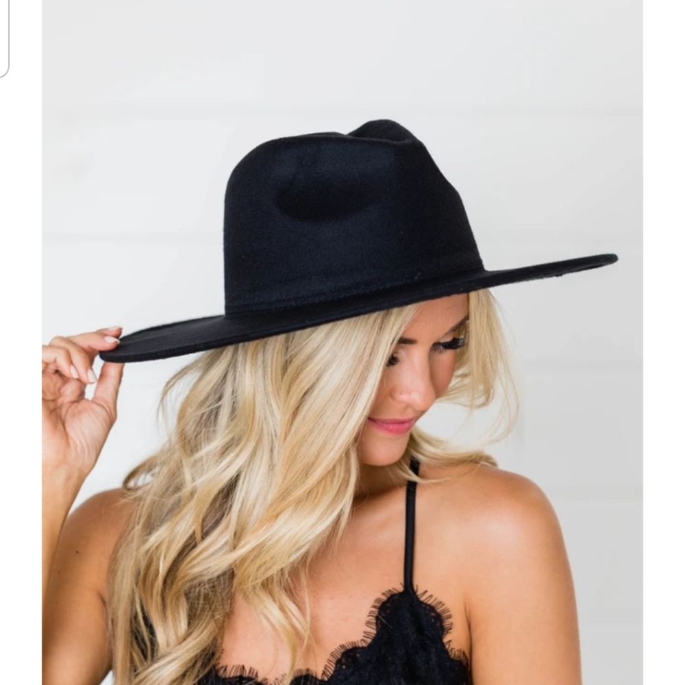 Wide brim hat